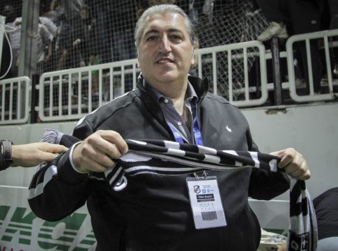 Οι αγκαλιές του Μπούση με τους παίκτες του ΟΦΗ και το μαζικό αίτημα για πριμ (vid)