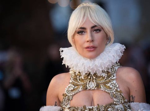Αυτοκρατορική εμφάνιση για τη Lady Gaga στο κόκκινο χαλί