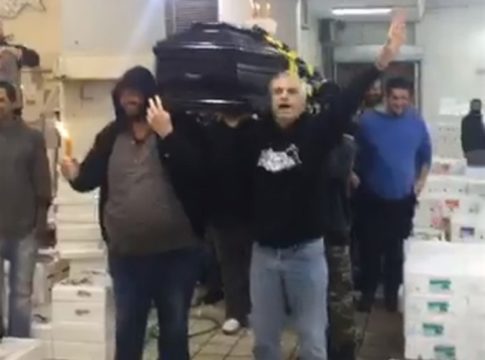 ΠΑΟΚτσήδες έκαναν την «κηδεία» του Άρη στη Μηχανιώνα! (vid)