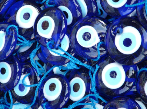 «Έλληνες δεν βρέχει. Μας ψεκάζουν»