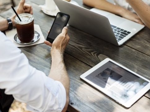 Ανατροπή με φραγή στο κινητό τηλέφωνο – Σε ποιο ποσό μπαίνει το πλαφόν