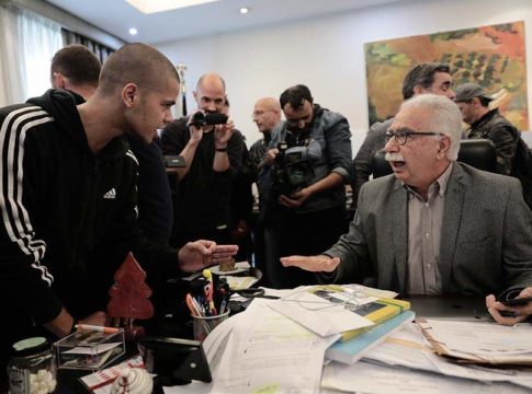 Διαμαρτυρία φοιτητών και μαθητών στο γραφείο του Γαβρόγλου