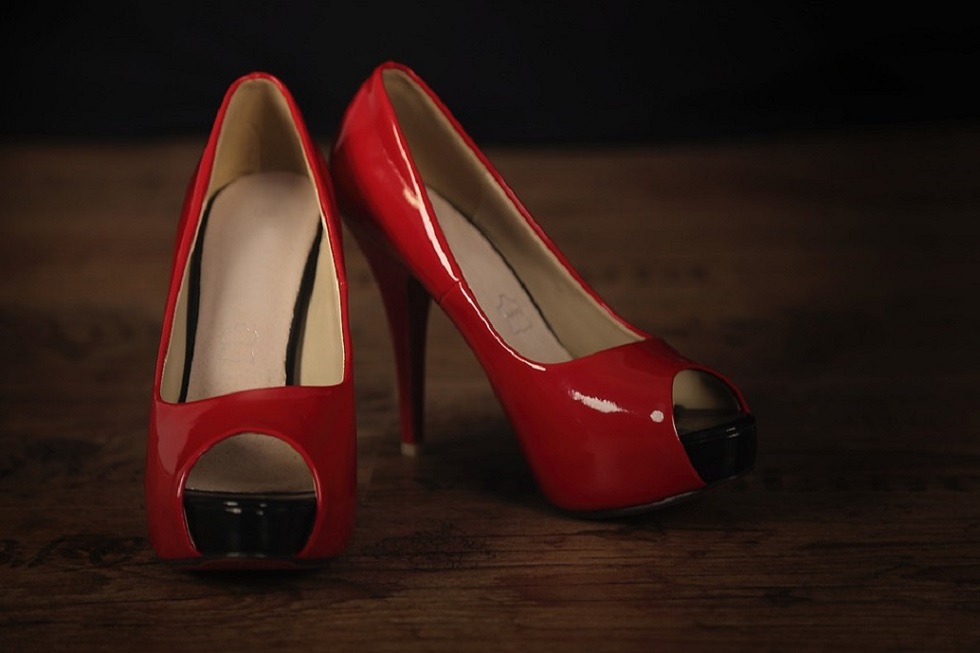 Γνωστή τηλεπαρουσιάστρια αποκαλύπτει το λόγο που κάνει σεξ με τα παπούτσια της