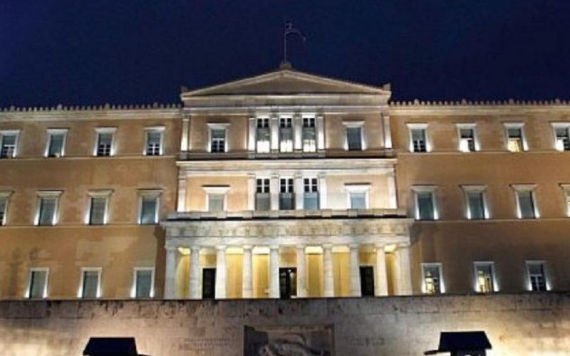Μπούκαρε στη Βουλή με το ΙΧ παρά την καταδίωξη από την Αττική Οδό