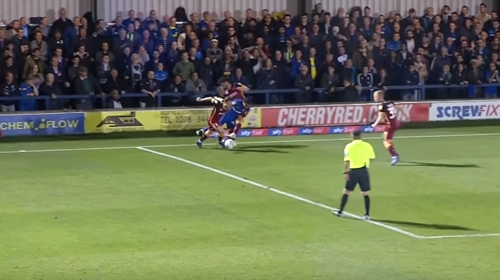 Απόφαση σκάνδαλο: Ανατροπή δύο μέτρα μέσα και ο διαιτητής έδωσε φάουλ αντί για πέναλτι (vid)