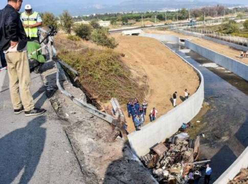 Τουρκία: Τουλάχιστον 19 οι νεκροί από ανατροπή φορτηγού με μετανάστες