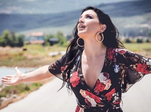 Ιουλία Καλλιμάνη: Μετά το The Voice βάζει «φωτιές» και όχι μόνο