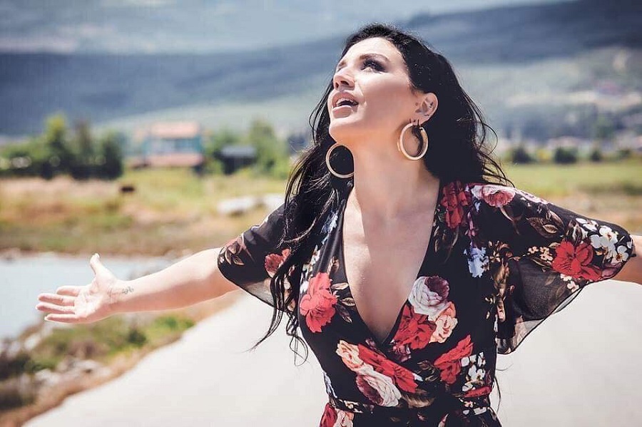 Ιουλία Καλλιμάνη: Μετά το The Voice βάζει «φωτιές» και όχι μόνο