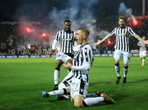 Πορτρέτο του Σαραβάκου, να παίζει μπουζούκι…