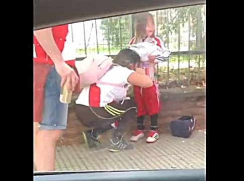 Απίστευτοι οπαδοί της Ρίβερ! Προσπαθούν να περάσουν καπνογόνα στο Μονουμεντάλ με ένα μικρό κοριτσάκι (vid)