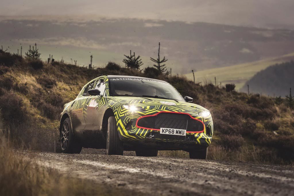 To πρώτο SUV της Aston Martin έκανε τα παρθενικά του χιλιόμετρα