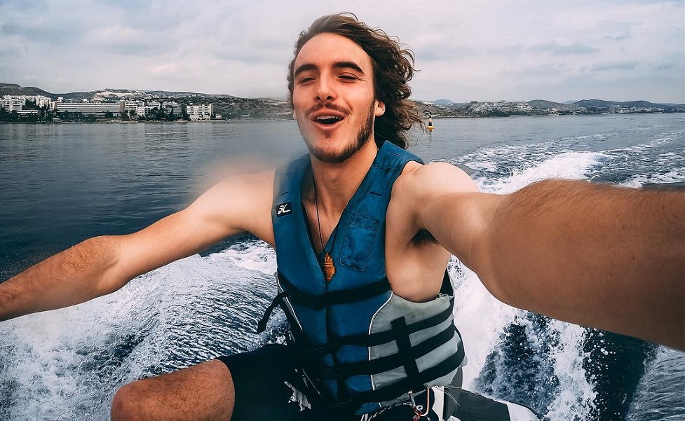 Είναι «τρελός» ο Τσιτσιπάς: Βγάζει selfie την ώρα που κάνει jet-ski! (pics)