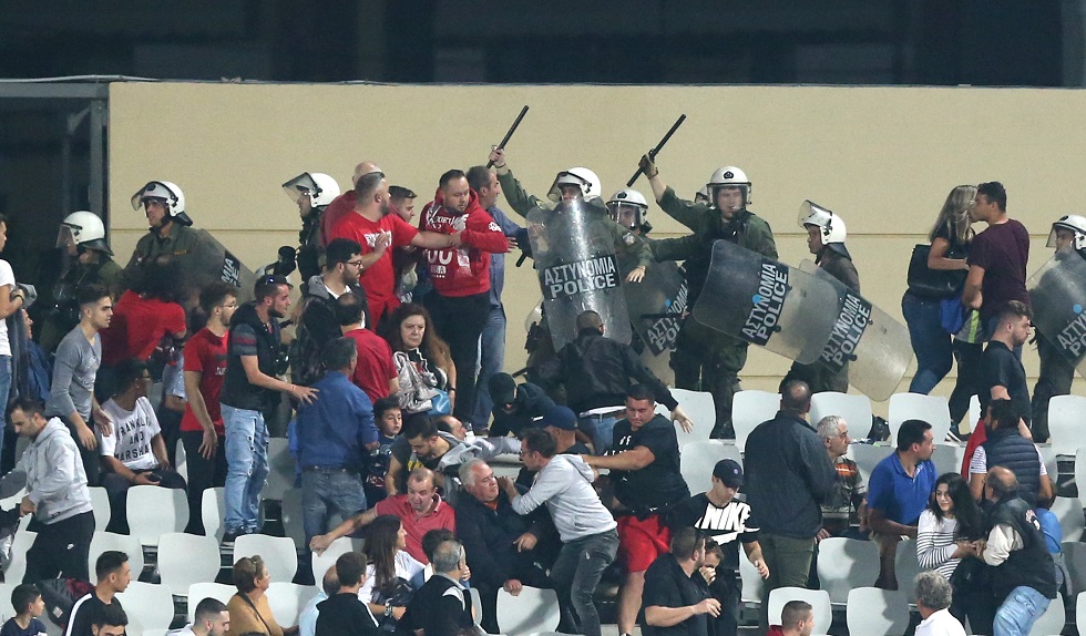 Μπήκαν τα ΜΑΤ στην εξέδρα των φίλων του Ολυμπιακού! (pics)