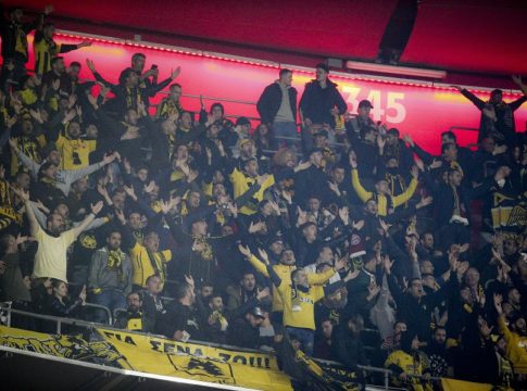 Οπαδοί της ΑΕΚ χειροκρότησαν την ομάδα και στο ξενοδοχείο