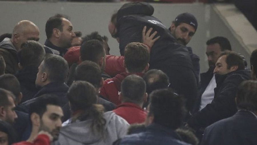 Αγωνία για φίλαθλο του Ολυμπιακού που κατέρρευσε στην κερκίδα