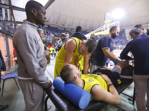 Άρης: Σοκ με Σλαφτσάκη, τραυματίστηκε και αποχώρησε υποβασταζόμενος