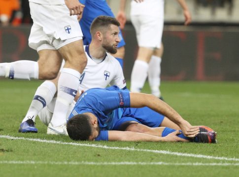 Διάστρεμμα ο Μανωλάς, αμφίβολος με Εσθονία