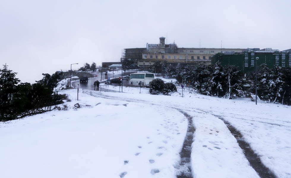 Χιόνια στην Πάρνηθα: Μαγεύει το κατάλευκο τοπίο (pics)