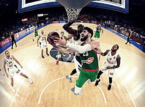 Έμεινε στον άσο