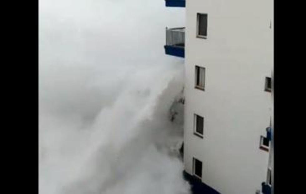 Viral: Γιγάντιο κύμα «καταπίνει» πολυκατοικία στην Τενερίφη – Γκρέμισε μπαλκόνι! (vids)
