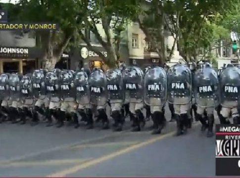 Live εικόνα από τα επεισόδια έξω από το Μονουμεντάλ