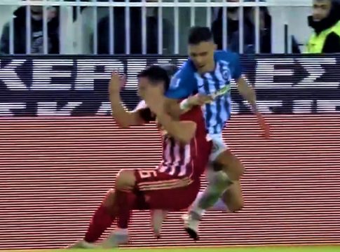 Ο Γιαννούλης μοιράζει αγκωνιές, χτυπήματα, τάκλιν, αλλά δεν αποβάλλεται (vids)