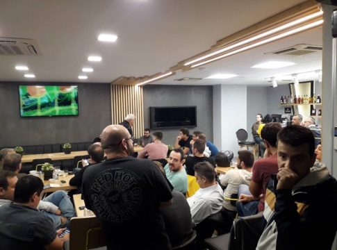 Το αδιαχώρητο στο καφέ και το εστιατόριο του Κλεάνθης Βικελίδης (pics)