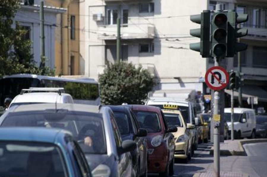 Κίνηση στους δρόμους: Μποτιλιάρισμα λόγω ανατροπής ΙΧ στην άνοδο της Συγγρού