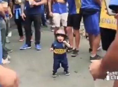 Viral: Το βίντεο που κάνει τον γύρο του κόσμου με τον μικρό οπαδό της Μπόκα Τζούνιορς (vid)