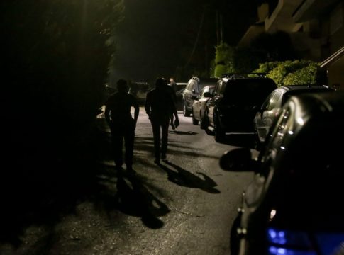 Μυστήριο με το θύμα της μαφιόζικης εκτέλεσης στη Βούλα – Θρίλερ και με την ταυτότητά του