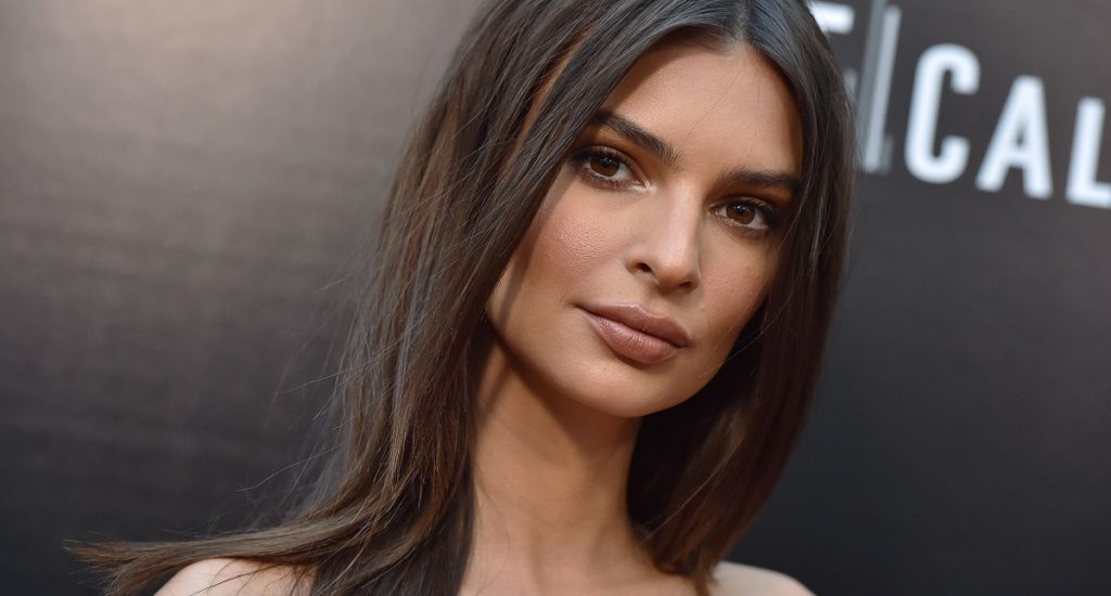 Emily Ratajkowski: Η πόζα με το «καυτό» μαγιό που έριξε το Instagram (pics)