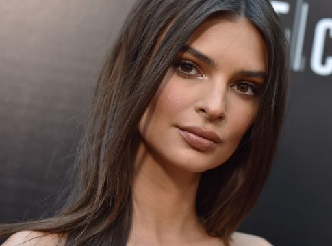Emily Ratajkowski: Η πόζα με το «καυτό» μαγιό που έριξε το Instagram (pics)
