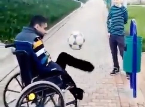 Viral: Άνθρωπος σε αναπηρικό καροτσάκι, με κομμένα πόδια, κάνει «γκελάκια» με την μπάλα (vid)