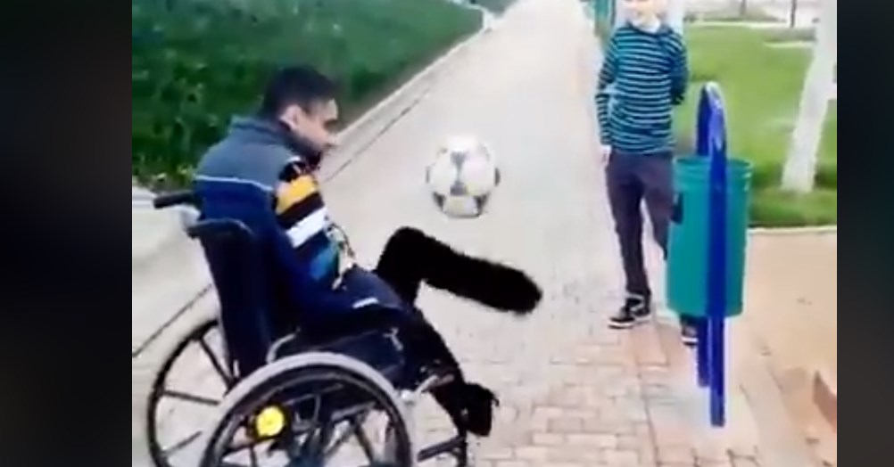 Viral: Άνθρωπος σε αναπηρικό καροτσάκι, με κομμένα πόδια, κάνει «γκελάκια» με την μπάλα (vid)