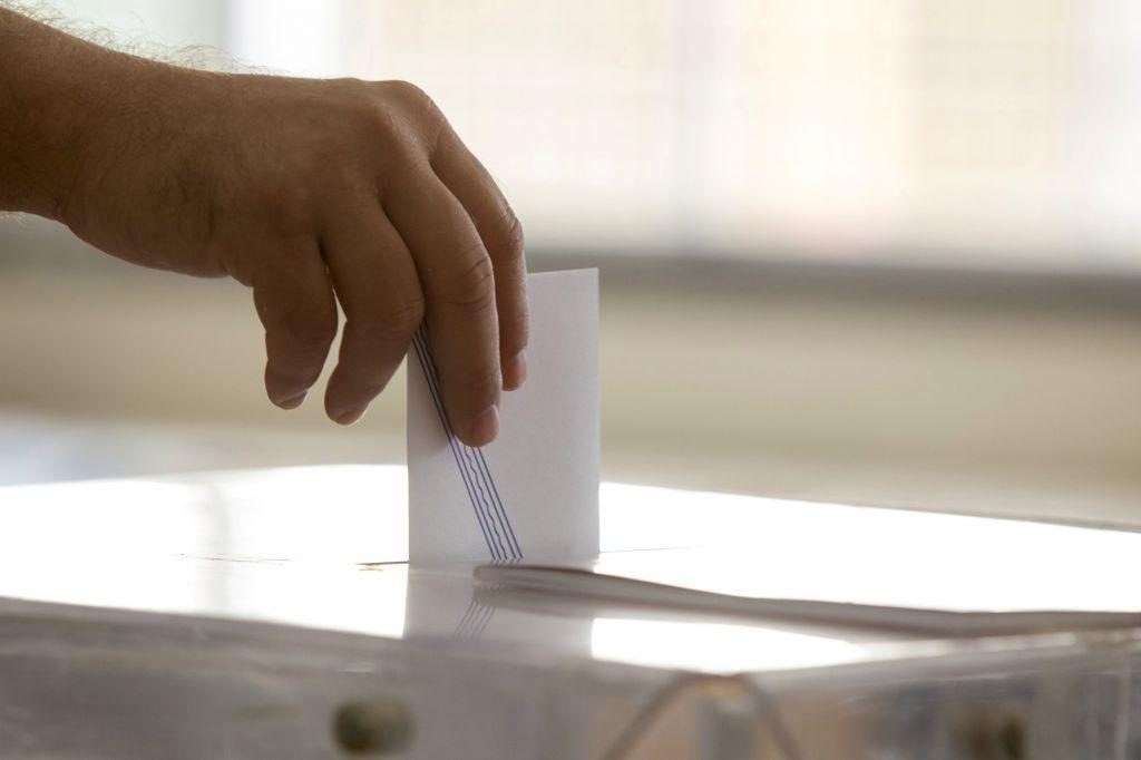 Δημοσκόπηση: Παγιώνεται η διψήφια διαφορά Νέας Δημοκρατίας-ΣΥΡΙΖΑ
