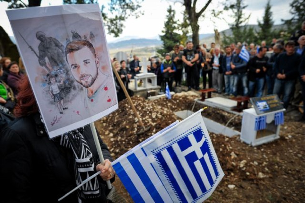 Live η κηδεία του Κωνσταντίνου Κατσίφα : Αποχαιρετισμός στους Βουλιαράτες με τον εθνικό ύμνο