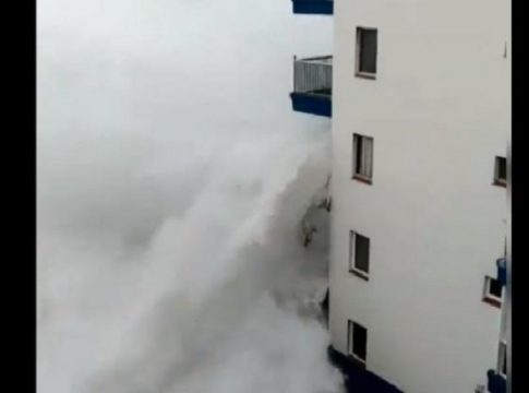 Viral: Γιγάντιο κύμα «καταπίνει» πολυκατοικία στην Τενερίφη – Γκρέμισε μπαλκόνι! (vids)