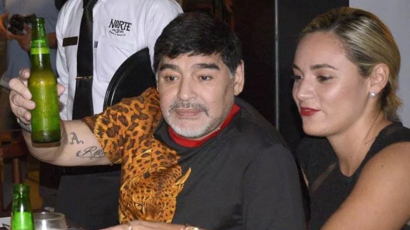 Ο Μαραντόνα φόρεσε μια… λεοπάρδαλη! | to10.gr Ο Μαραντόνα φόρεσε μια… λεοπάρδαλη! | to10.gr