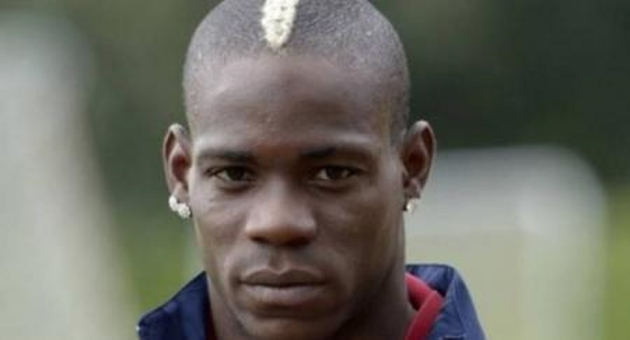 «Ξέφυγε» ο Μπαλοτέλι: Ρίχνει γροθιές σε κορμό δέντρου (vid)