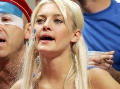 Νάντια Σερλίδου: Η ξανθιά οπαδός της Εθνικής που εντυπωσιάζει (pics)