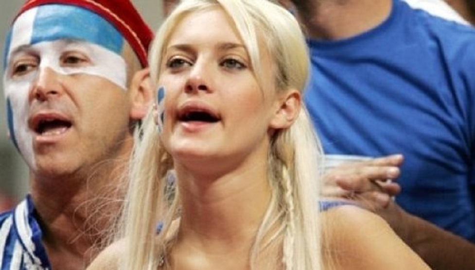 Νάντια Σερλίδου: Η ξανθιά οπαδός της Εθνικής που εντυπωσιάζει (pics)