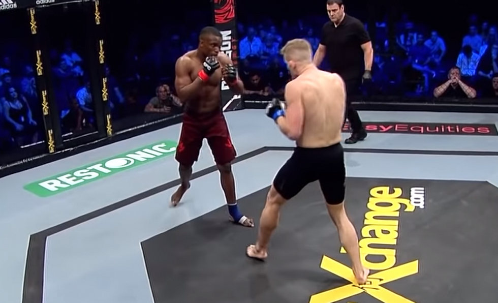 Νοκ άουτ MMA: Η αγκωνιά που τελείωσε τον αγώνα σε 70 δευτερόλεπτα (vids)