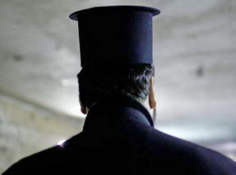 Γυμνός παπάς με ερωτικά βοηθήματα στο Αγρίνιο