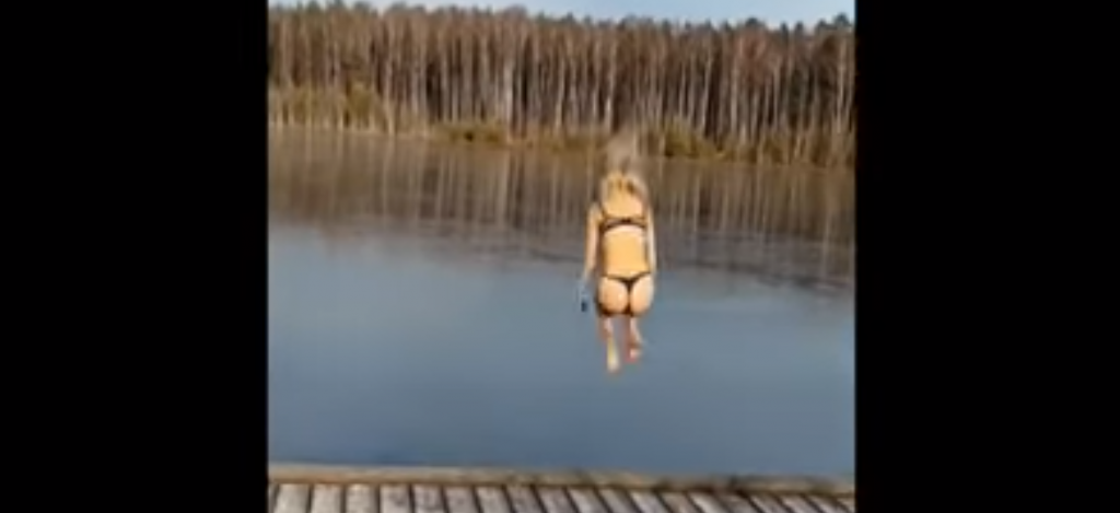 Viral: Ημίγυμνη κάνει βουτιά σε παγωμένη λίμνη και σπάει τον αστράγαλό της (vid)