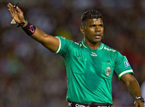 Διαιτητής στο Μεξικό ξεκίνησε απεργία πείνας έξω από τα γραφεία της ομοσπονδίας (pics)