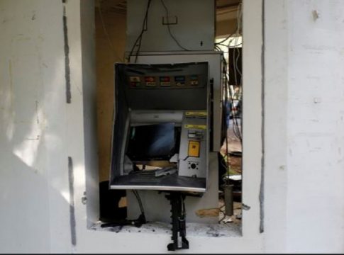 Aνατίναξαν ΑΤΜ και γέμισε ο δρόμος χαρτονομίσματα