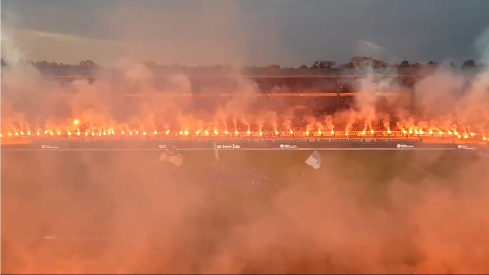 Το εντυπωσιακό «αντίο» της Καλσρούης στο Wildparkstadion με εκατοντάδες καπνογόνα (vid)