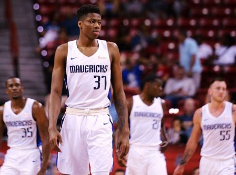 Μέτρια εμφάνιση από τον Κώστα Αντετοκούνμπο, ήττα για τους Λέτζεντς