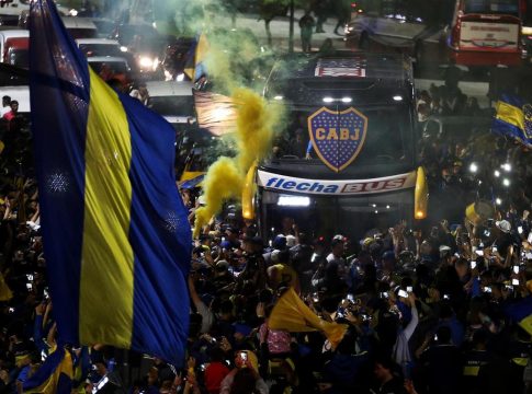 Συνοδεία οπαδών της στο αεροδρόμιο η Μπόκα (pics)