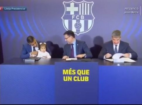 Υπέγραψε στην Μπαρτσελόνα με τη βοήθεια της… κόρης του ο Τζέισον Μουρίγιο (vid)